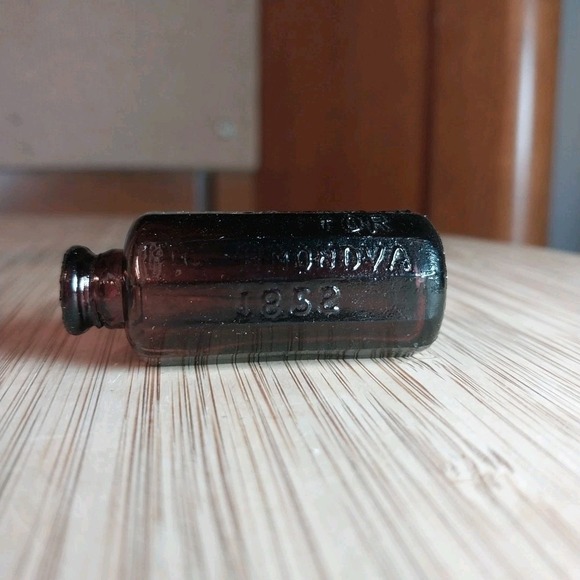 Vtg Lot Of 3 Miniature Bitters Bottles.Purple 2", Amber Wheaton 2", Clear 1 1/4" - Picture 10 of 14